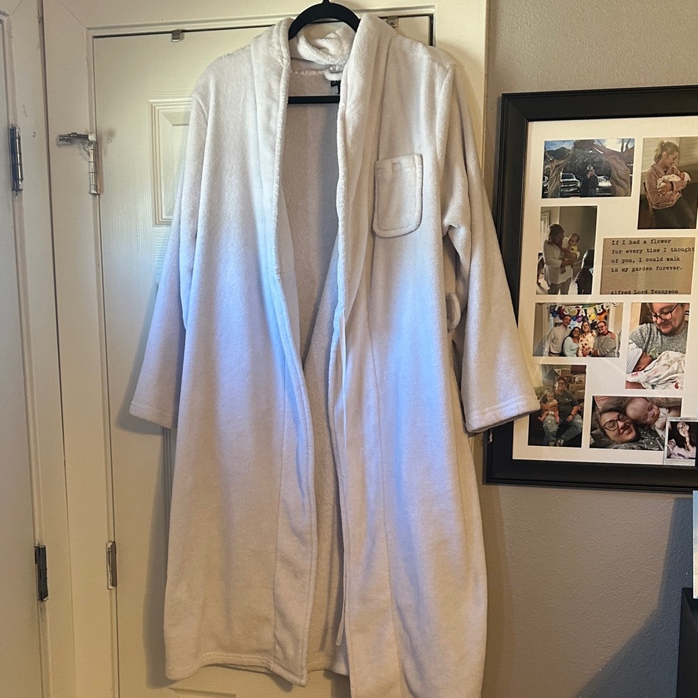 Women's White Plush Robe - Picture 2 of 8